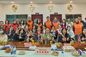 福城街道新和社區(qū)蒞臨雅香麗化妝用品（深圳）有限公司開展“巾幗綻放.婦女權(quán)益保護(hù)法介紹”書記茶話會。